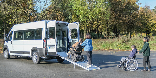 Le Citroën Ë-Jumper L3H2 TPMR Triflex Easy est équipé du marchepied Stepeezy
