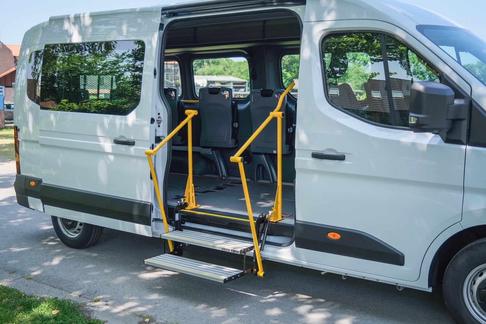 Exemple de marchepied mécanique Stepeezy® installé sur le Renault Master L2H3 TPMR